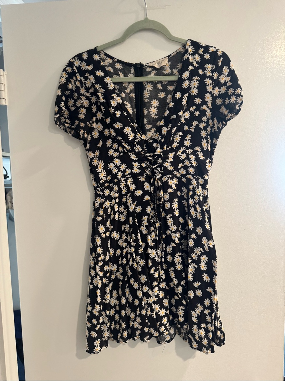Urban outfitters Kiss the Sky Black Daisy Print Tie-Front summer Mini Dress M